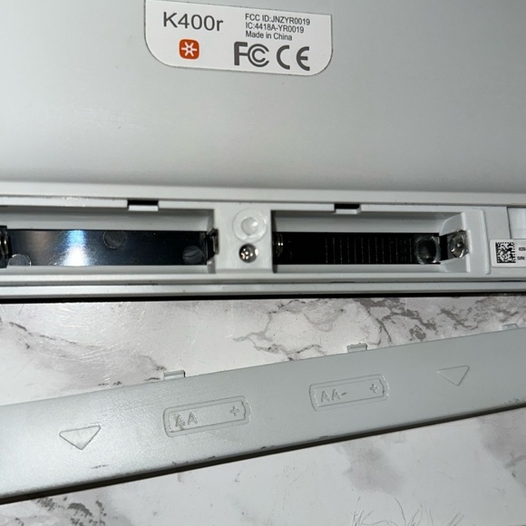 Logitech Black Wireless K400R USB compact Keyboard, 3.5 inch Integrated Touchpad - Picture 10 of 11